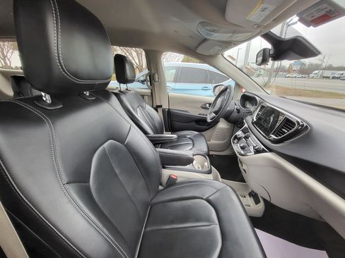 Used 2023 Chrysler Pacifica Touring-L image 8