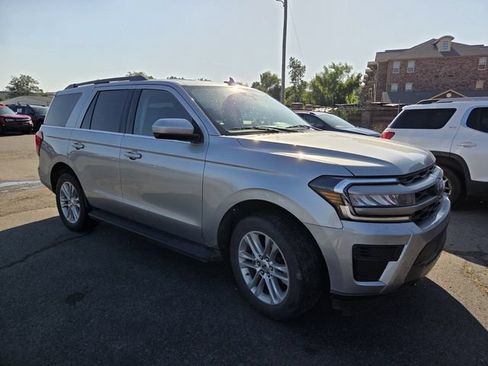 Used 2024 Ford Expedition XLT RWD image 3
