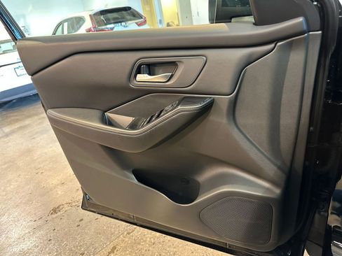 Used 2025 Nissan Rogue SV image 18