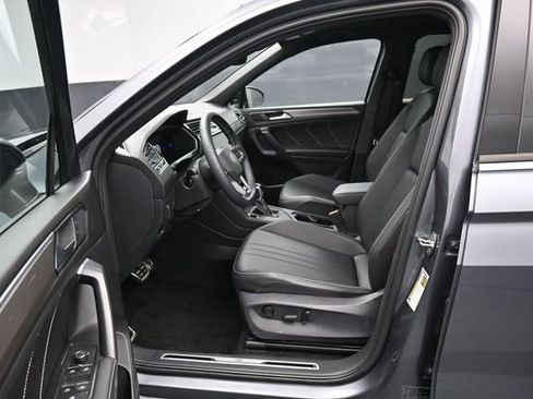 Used 2023 Volkswagen Tiguan SE R-Line FWD image 9