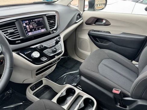 Used 2023 Chrysler Voyager LX image 19