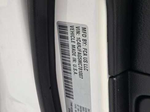 Certified 2021 Jeep Grand Cherokee Laredo X AWD/4WD image 30