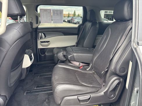 Used 2023 Kia Carnival LX FWD image 16