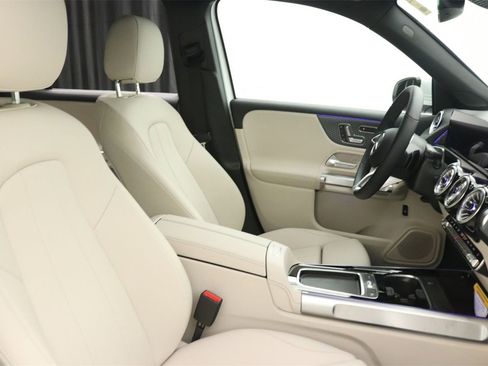 New 2025 Mercedes-Benz GLB 250 image 9