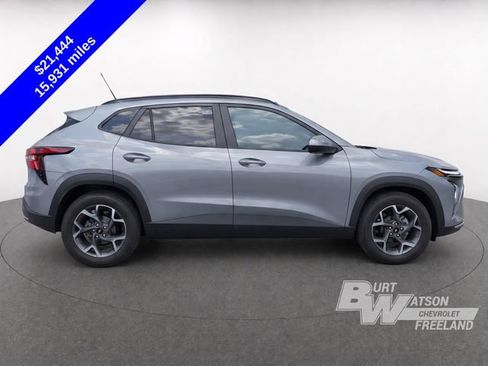 Used 2024 Chevrolet Trax LT w/ LT Convenience Package FWD image 10