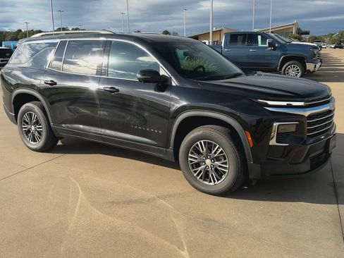 Used 2024 Chevrolet Traverse LT image 2