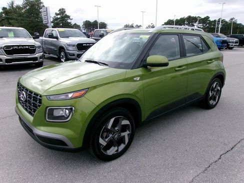 Used 2024 Hyundai Venue SEL image 2