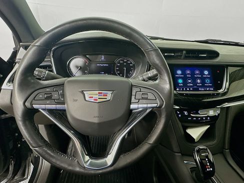 Used 2022 Cadillac XT6 Premium Luxury image 11