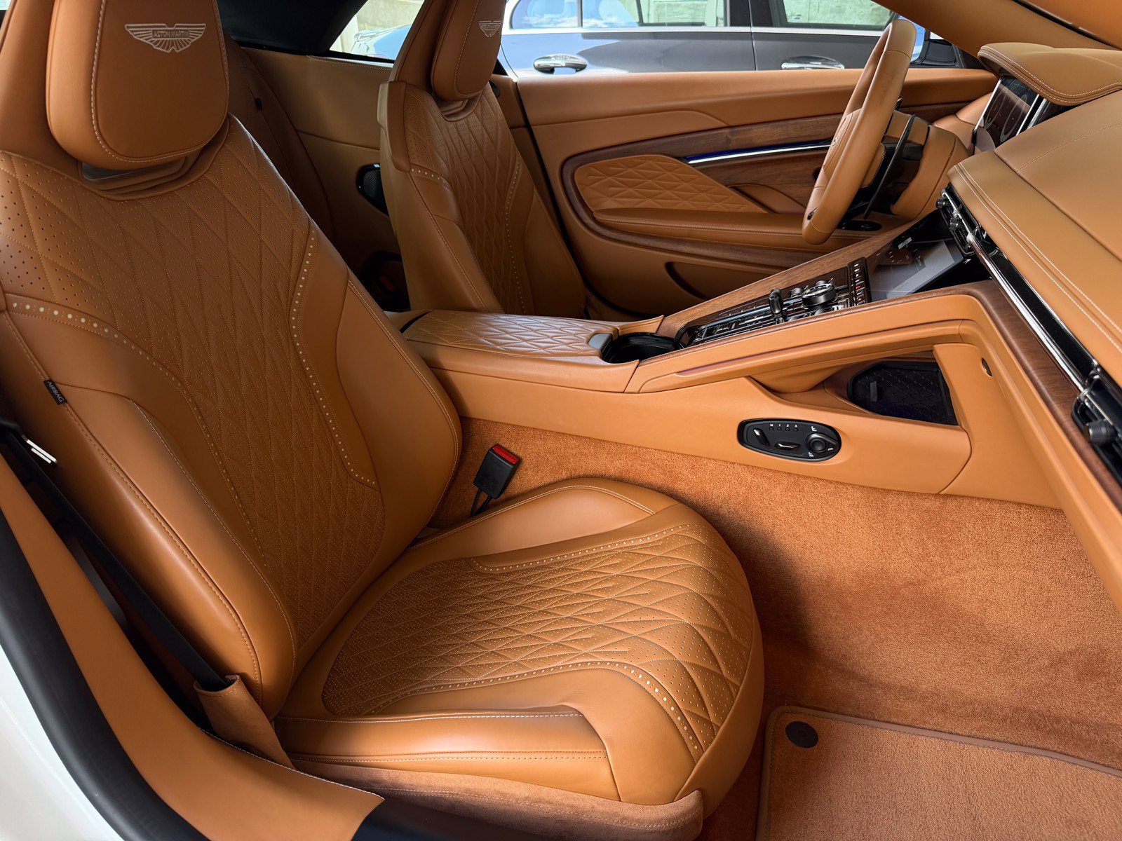 Used 2025 Aston Martin DB12 Convertible RWD image 18