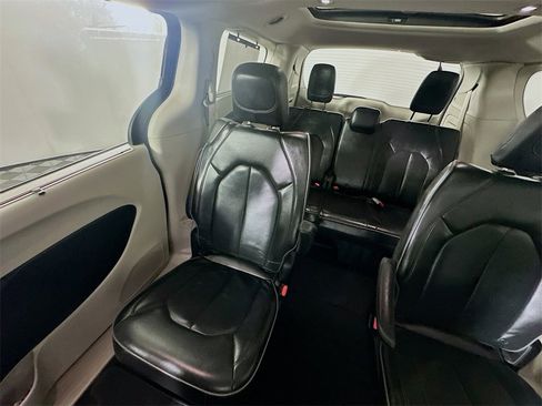 Used 2018 Chrysler Pacifica Limited w/ Tire & Wheel Group image 12