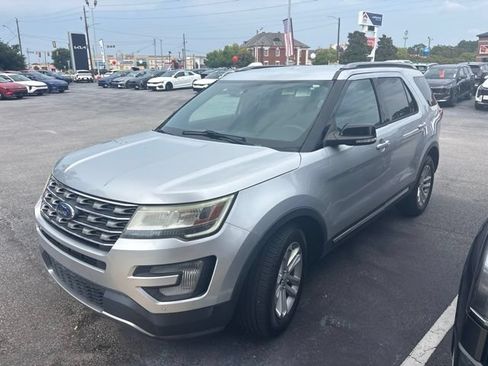 Used 2017 Ford Explorer XLT w/ Equipment Group 202A FWD image 8
