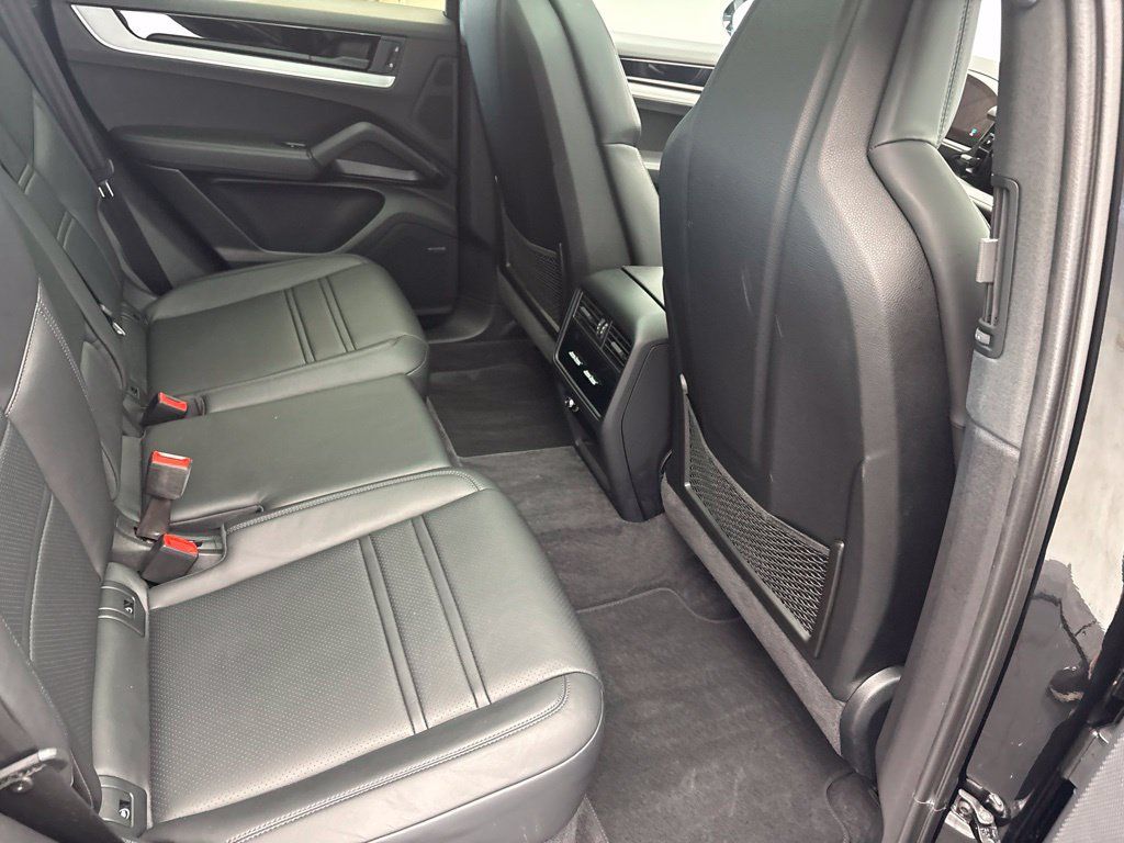 Certified 2024 Porsche Cayenne Coupe AWD/4WD image 28