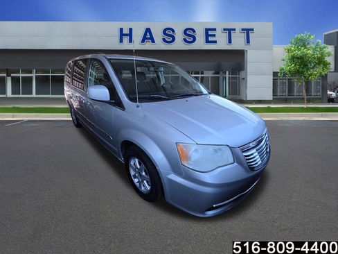 Used 2012 Chrysler Town & Country Touring image 1