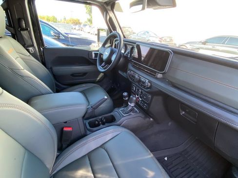 Used 2025 Jeep Gladiator Mojave AWD/4WD image 7