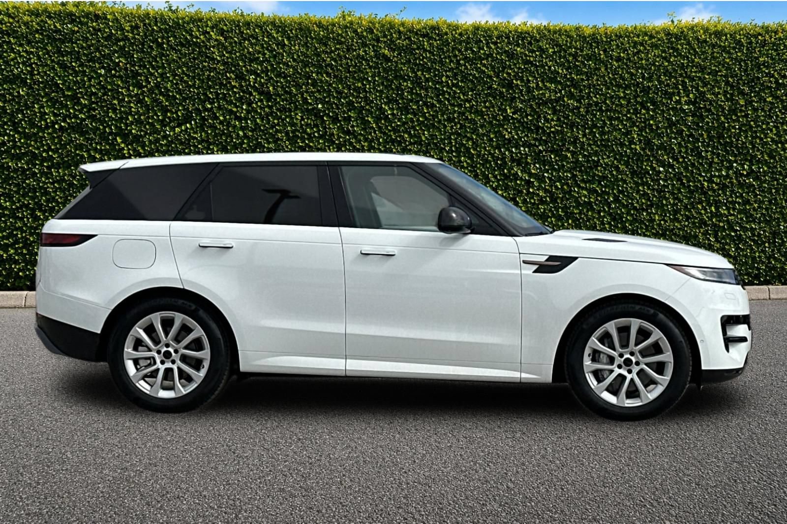 Used 2026 Land Rover Range Rover Sport SE AWD/4WD image 3
