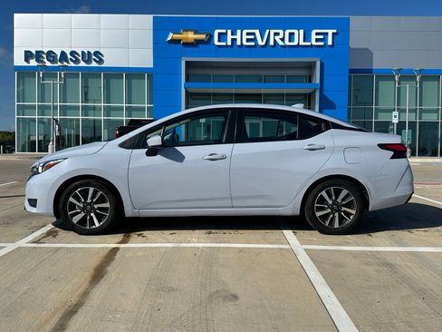 Used 2024 Nissan Versa SV FWD image 2
