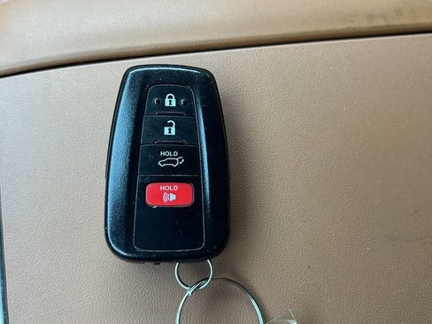Used 2021 Toyota Highlander Platinum FWD image 25