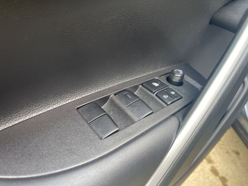 Used 2025 Toyota Corolla Cross XLE w/ Convenience Package image 18