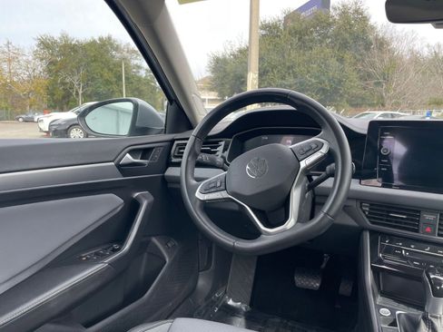 Used 2025 Volkswagen Jetta SE image 33