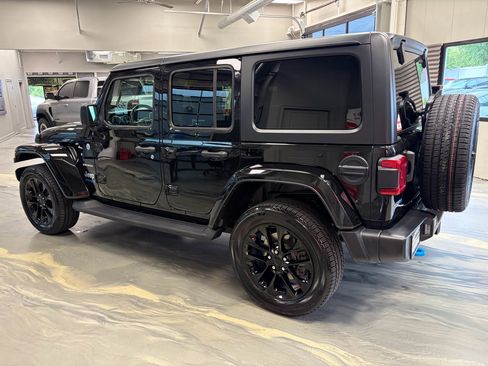 Used 2022 Jeep Wrangler Unlimited Sahara w/ Cold Weather Group AWD/4WD image 35