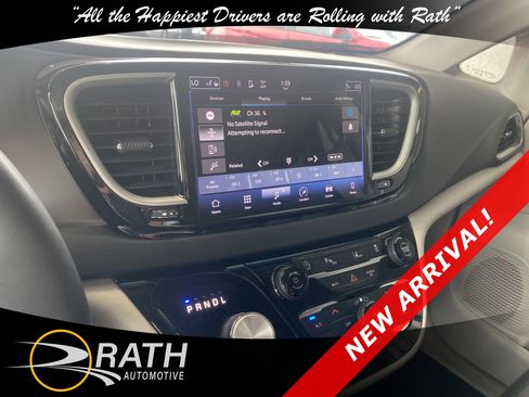 Used 2023 Chrysler Pacifica Touring-L FWD image 14