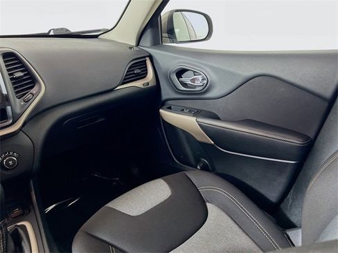 Used 2018 Jeep Cherokee Latitude image 21