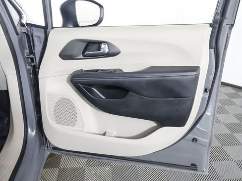 Used 2023 Chrysler Pacifica Touring-L FWD image 24