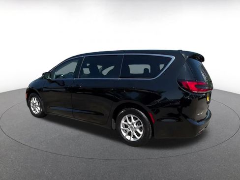 Used 2024 Chrysler Pacifica Touring-L FWD image 9