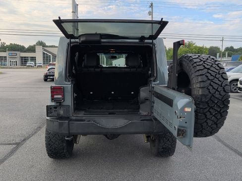 Used 2014 Jeep Wrangler Unlimited Sahara w/ Connectivity Group AWD/4WD image 12