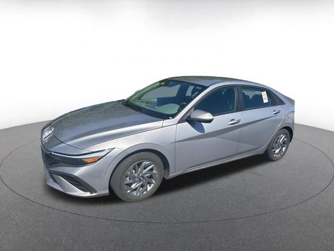 Used 2026 Hyundai Elantra Hybrid FWD image 2