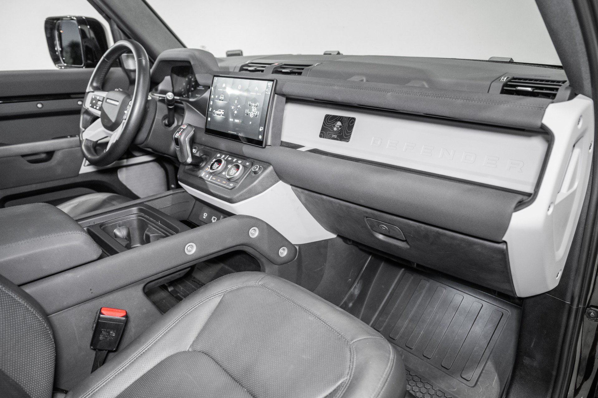 Used 2023 Land Rover Defender 130 SE AWD/4WD image 30