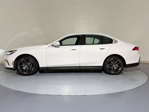 Used 2026 BMW 530i RWD image 2