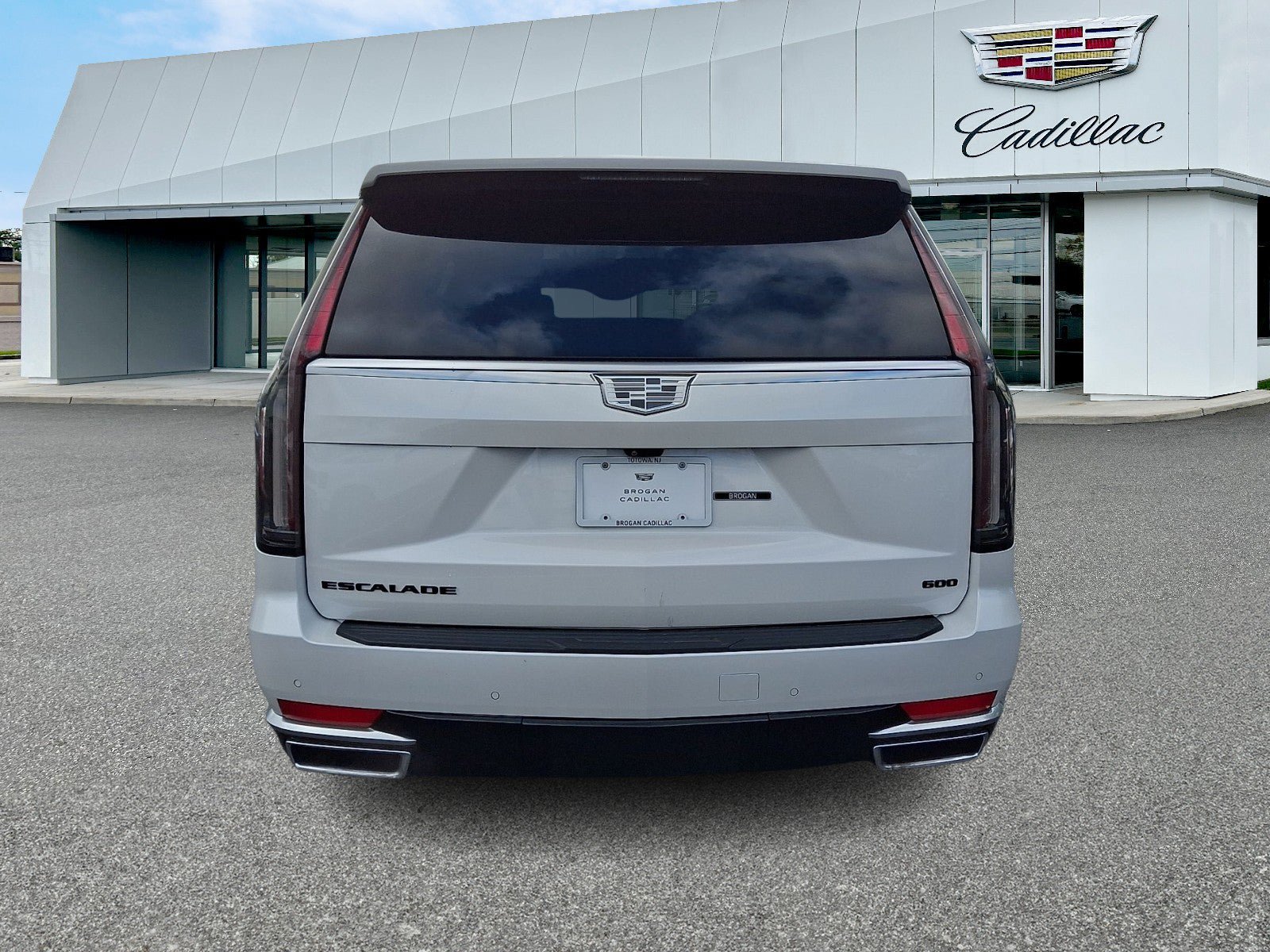 Used 2021 Cadillac Escalade Premium Luxury AWD/4WD image 4