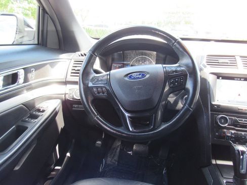 Used 2017 Ford Explorer XLT w/ Equipment Group 202A AWD/4WD image 19