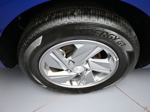 Used 2025 Hyundai Elantra SE FWD image 12
