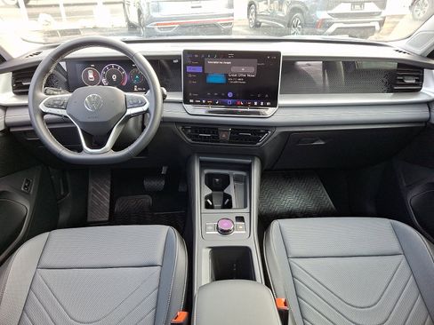 Used 2025 Volkswagen Tiguan SE image 11