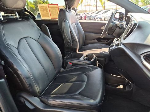 Used 2025 Chrysler Pacifica Select FWD image 32