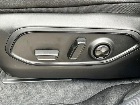 New 2025 Jeep Grand Cherokee Altitude image 16