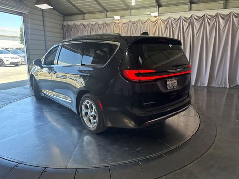 Used 2021 Chrysler Pacifica Limited w/ Uconnect Theater Family Group FWD image 3