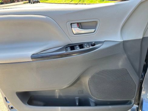 Used 2017 Toyota Sienna LE AWD/4WD image 6