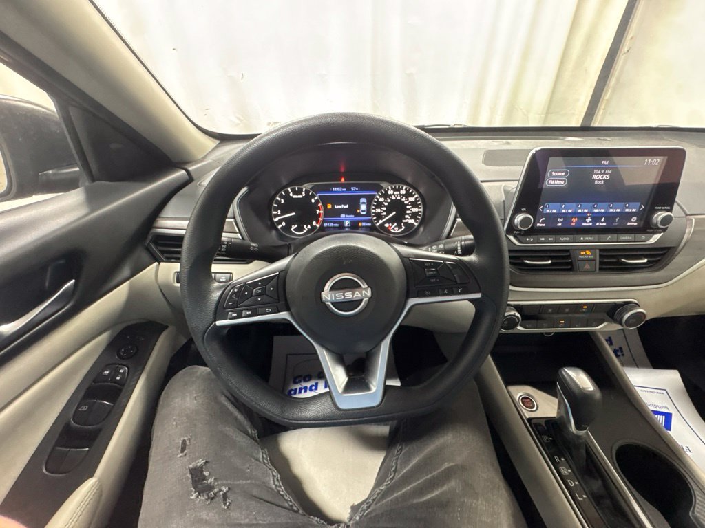 Used 2025 Nissan Altima 2.5 SV FWD image 21