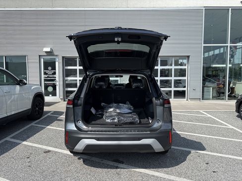 New 2025 Volkswagen Tiguan SE image 11