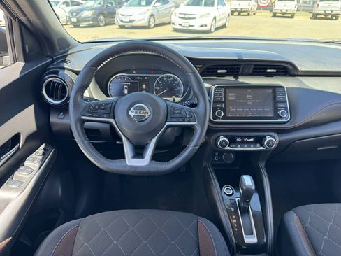 Used 2018 Nissan Kicks SR FWD image 22