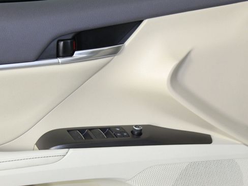 Used 2021 Toyota Camry XLE w/ Navigation Upgrade Package image 24