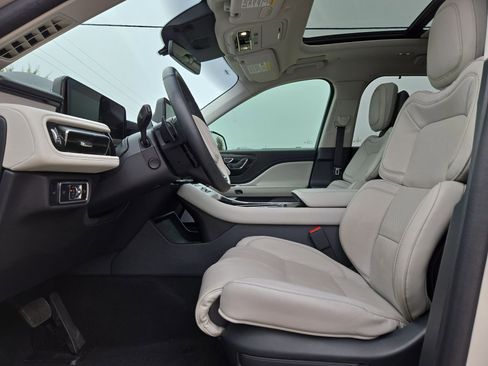 Used 2025 Lincoln Aviator Reserve w/ Luxury Package image 16