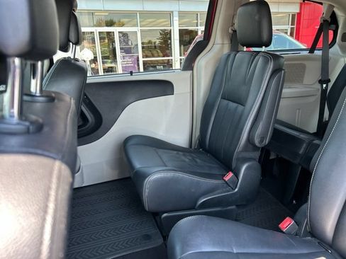 Used 2015 Chrysler Town & Country Touring w/ Driver Convenience Group FWD image 18