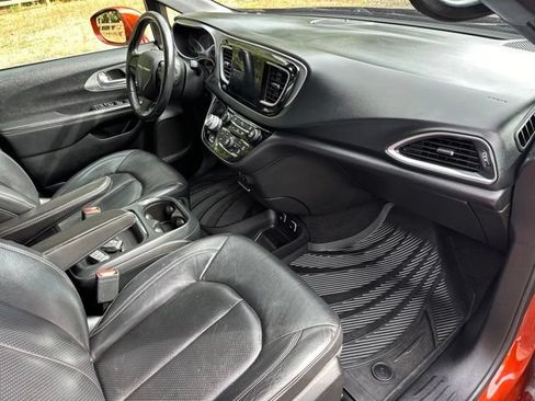Used 2018 Chrysler Pacifica Touring-L w/ Premium Audio Group FWD image 29