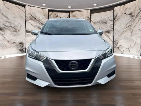 Used 2020 Nissan Versa SV image 3