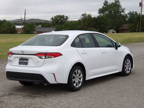 Used 2025 Toyota Corolla LE FWD image 6
