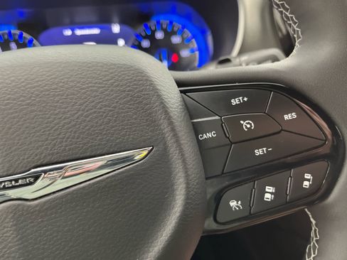 Used 2023 Chrysler Pacifica Limited w/ Uconnect Theater Family Group image 24